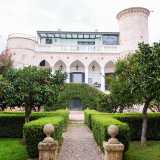 Infine ammiriamo nella sua interezza l�eclettica facciata posteriore della dimora, sulla quale le due torri si �uniscono� tramite un patio dall�aria rinascimentale con cinque archi ogivali che reggono un pi� moderno belvedere, coperto da una tettoia in vetro e metallo decorato